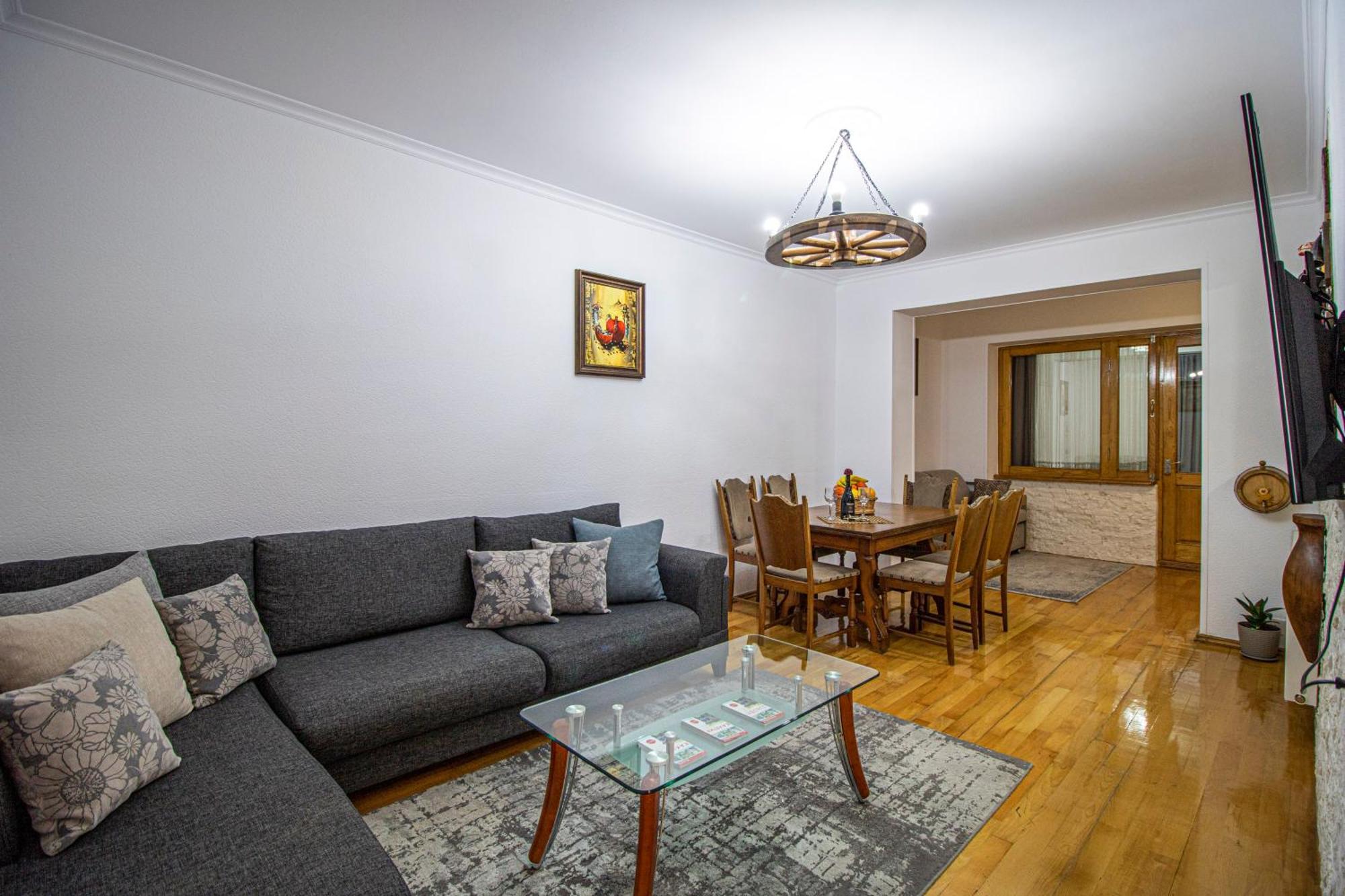Cozy Apartment On Kostava Тбилиси Екстериор снимка